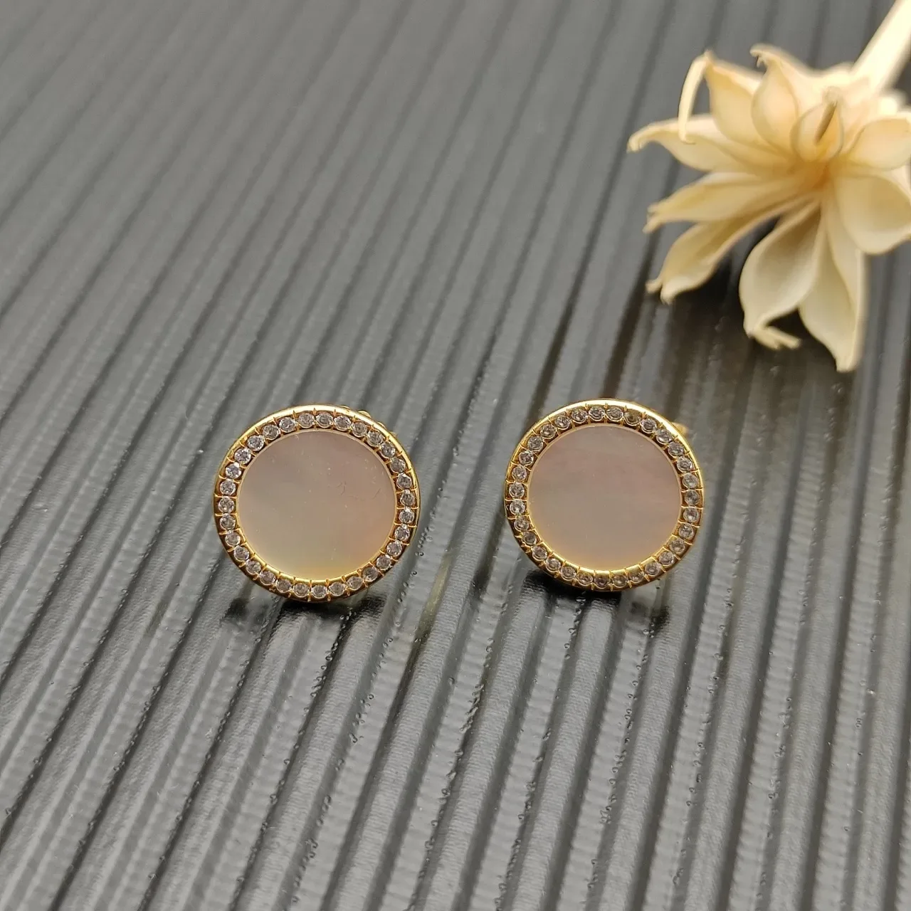 Pendientes de aretes en tono dorado con madreperla y halo de diamantes 8