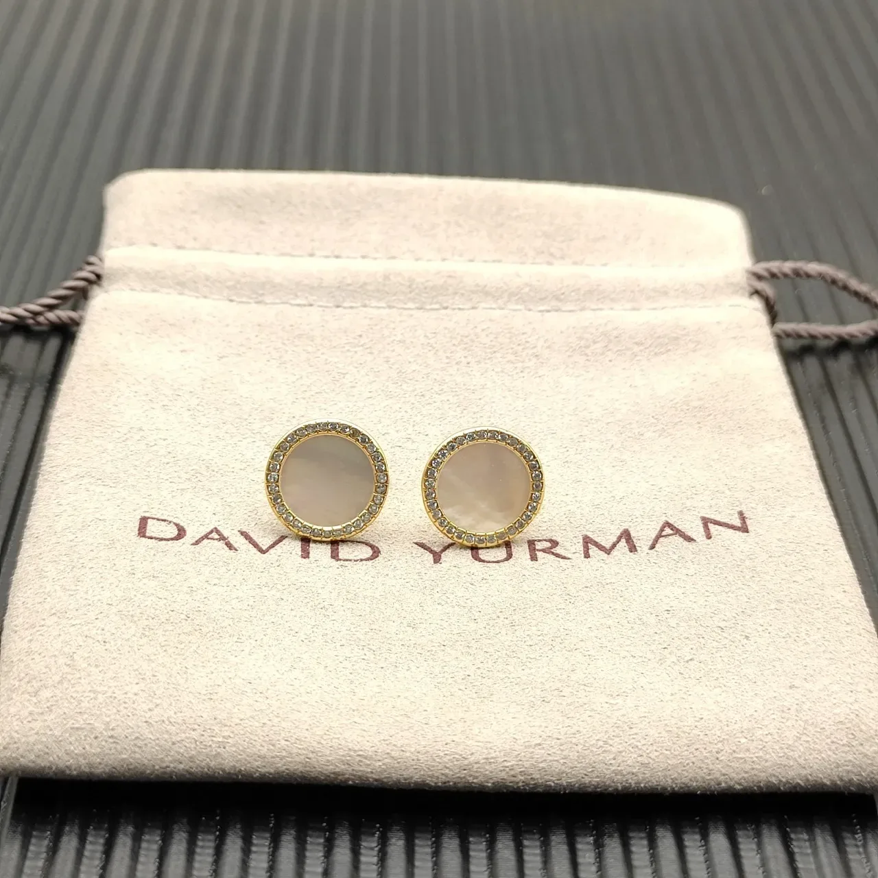 Pendientes de aretes en tono dorado con madreperla y halo de diamantes 9