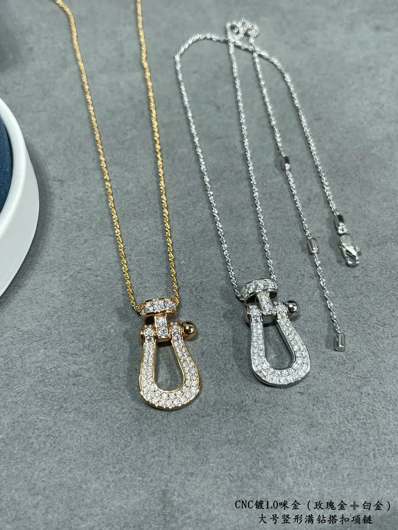 Colar com pingente U-Shackle de cristal pavé em tom dourado 2