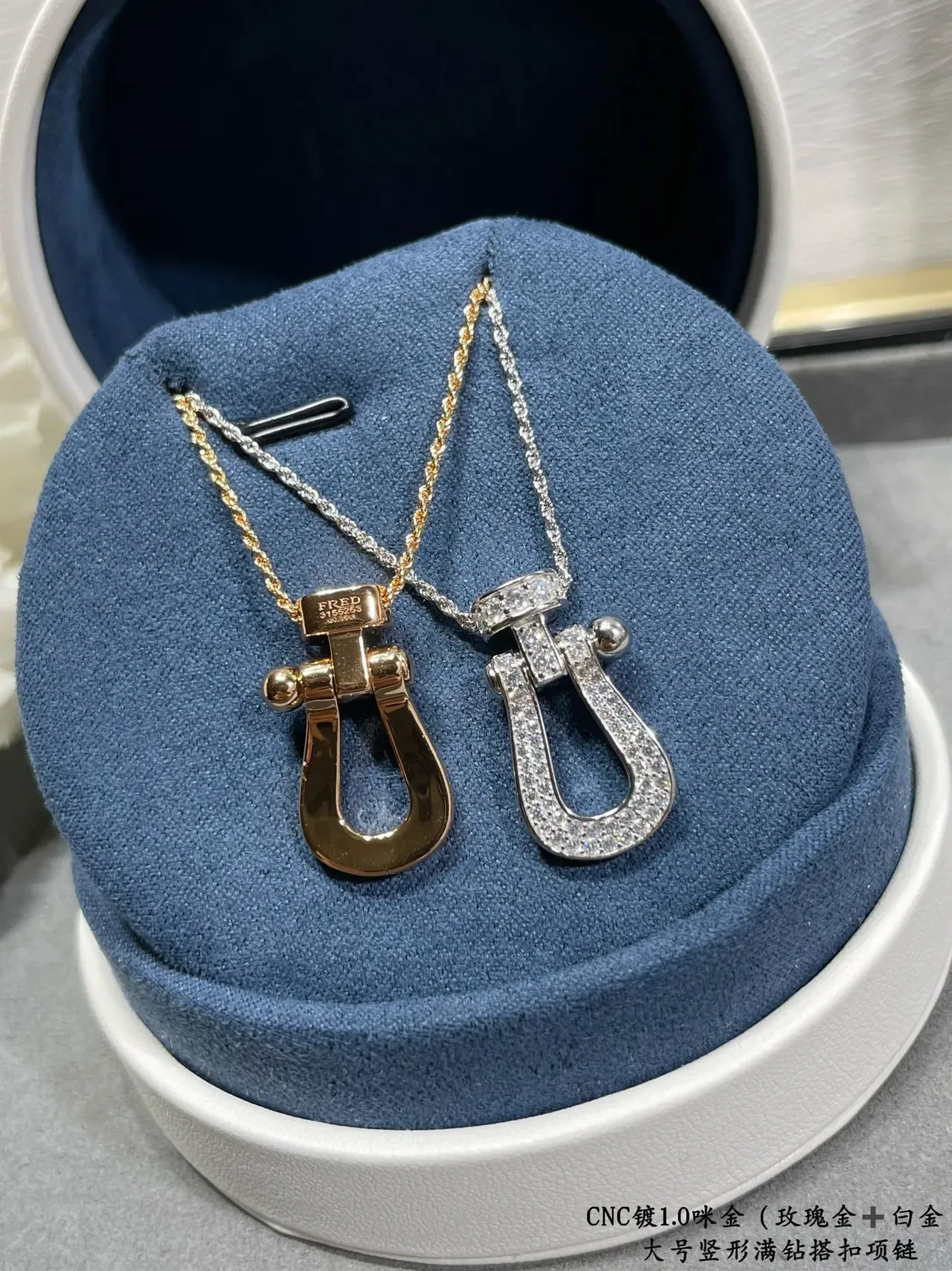 Colar com pingente U-Shackle de cristal pavé em tom dourado 4