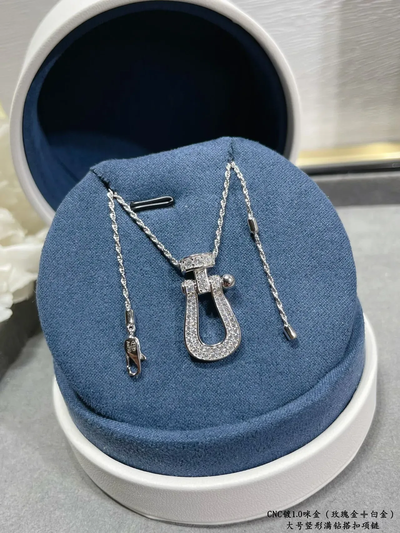 Colar com pingente U-Shackle de cristal pavé em tom dourado 5