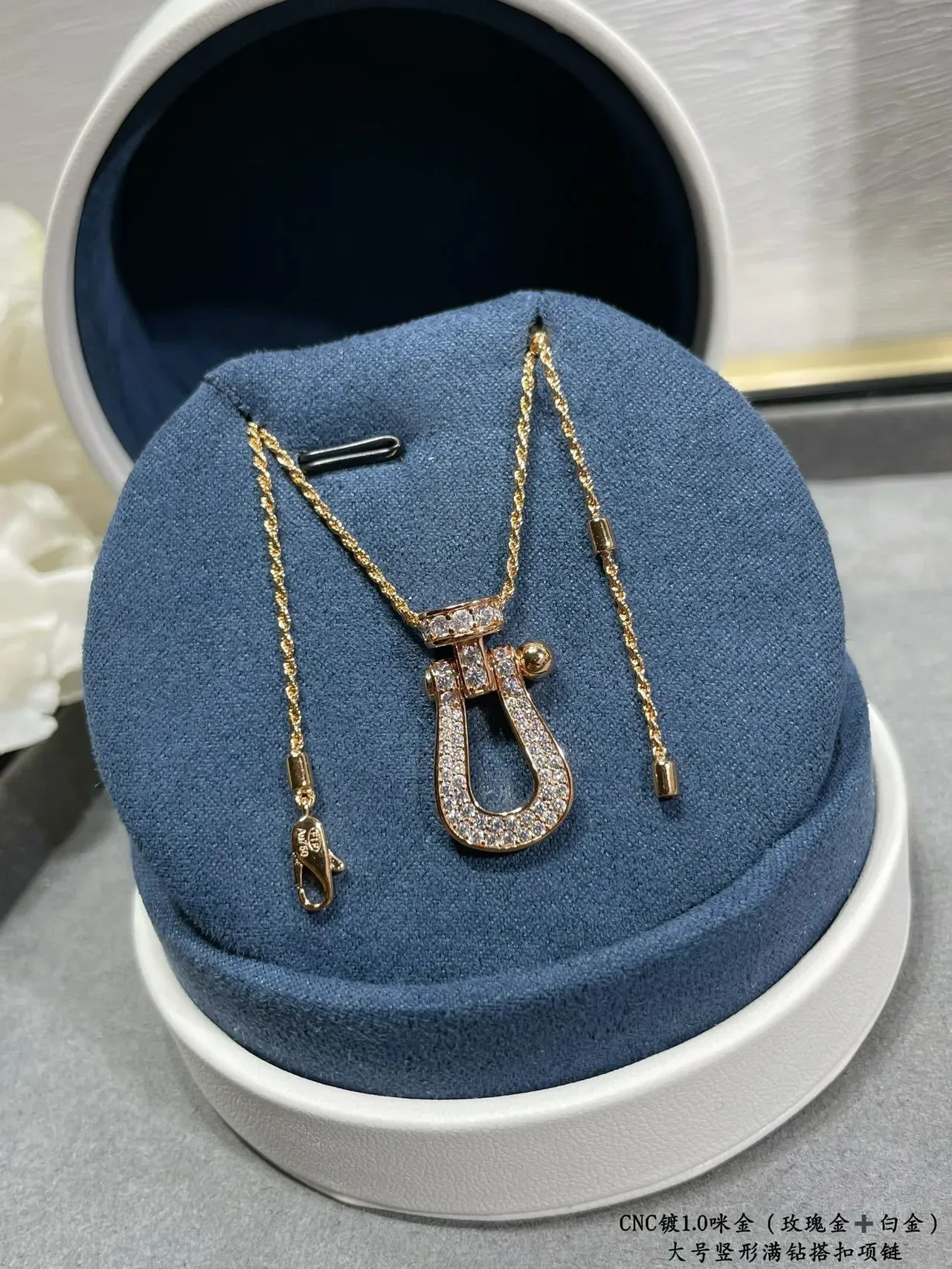 Colar com pingente U-Shackle de cristal pavé em tom dourado 6