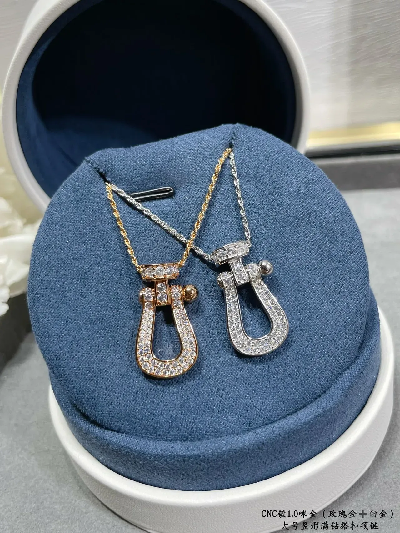 Colar com pingente U-Shackle de cristal pavé em tom dourado 7