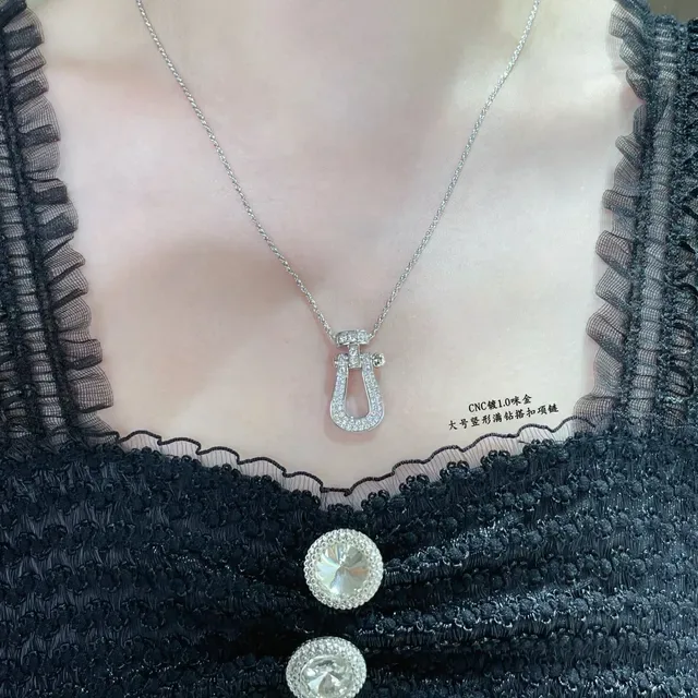 Colar com pingente U-Shackle de cristal pavé em tom dourado 9