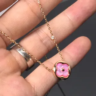 Collier avec pendentif de perle de mère floral rose en ton doré