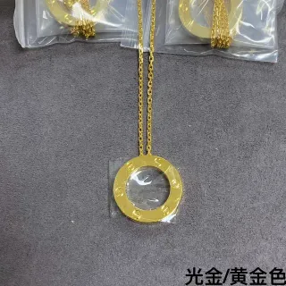 Collier pendentif circulaire de ton or avec bezel à vis