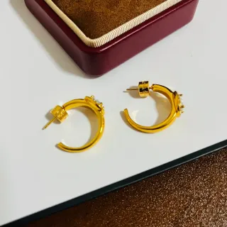 সোনালি রঙের পাথর সজ্জিত হুপ ইয়াররিংস