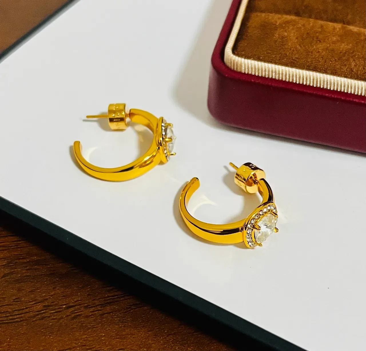 Aros de aretes con piedras en tono dorado 2