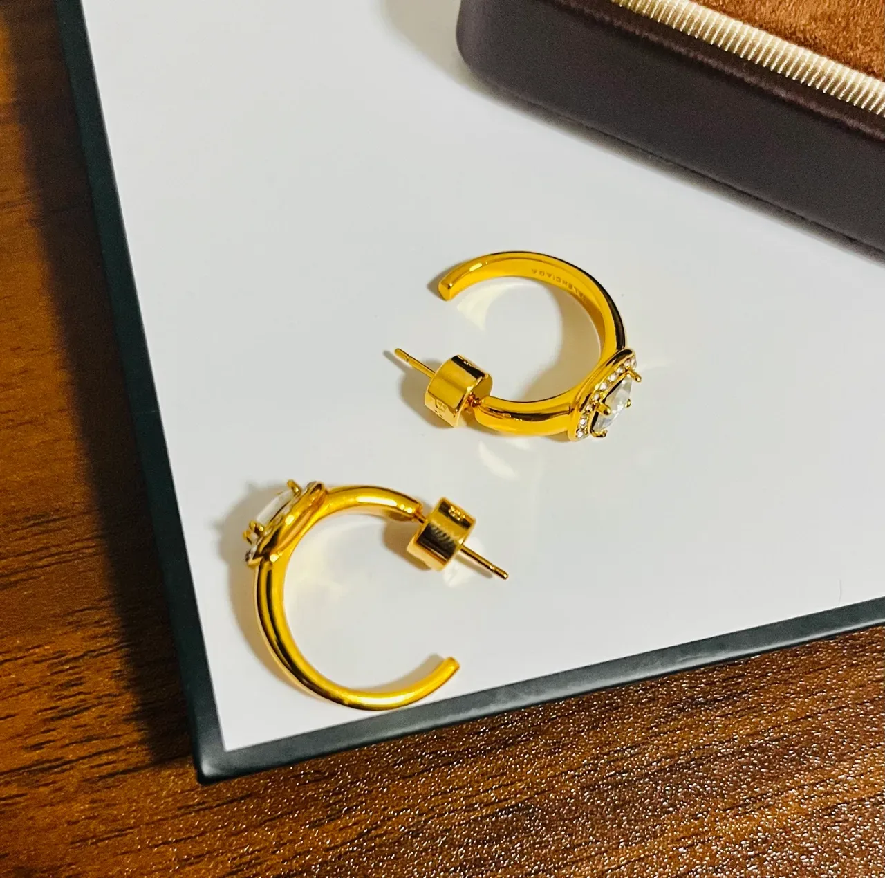 Aros de aretes con piedras en tono dorado 3