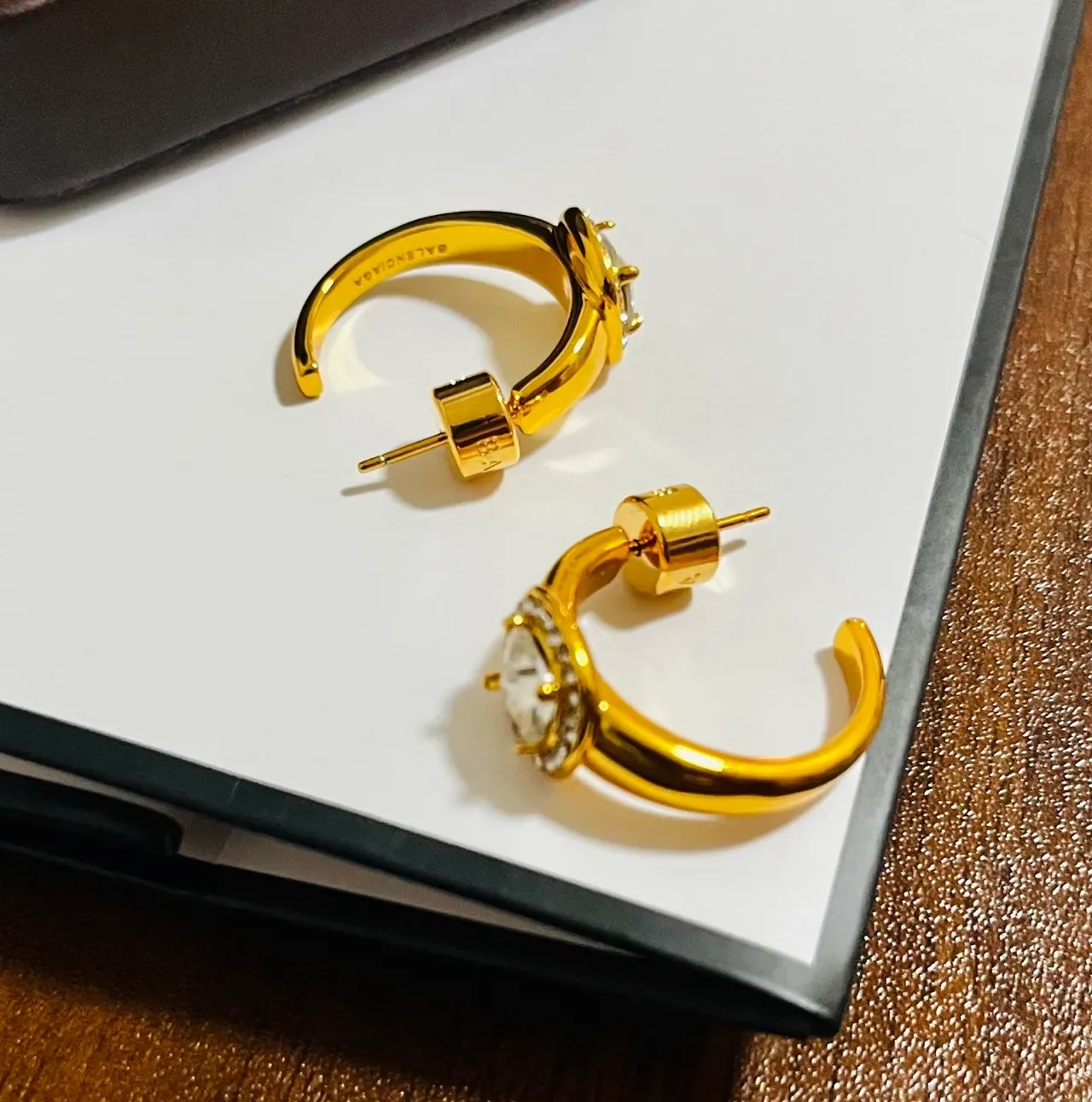 Aros de aretes con piedras en tono dorado 4