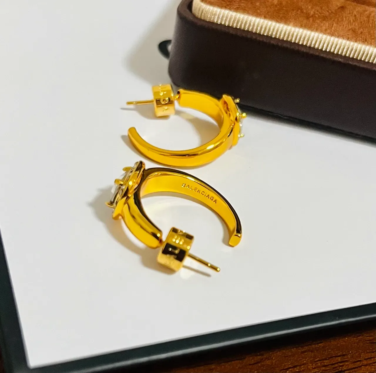 Aros de aretes con piedras en tono dorado 5