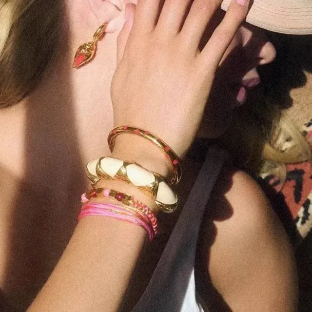 Pulseras de muñeca de tono dorado con motivo de sunburst, incrustación de piedra y forma C 3
