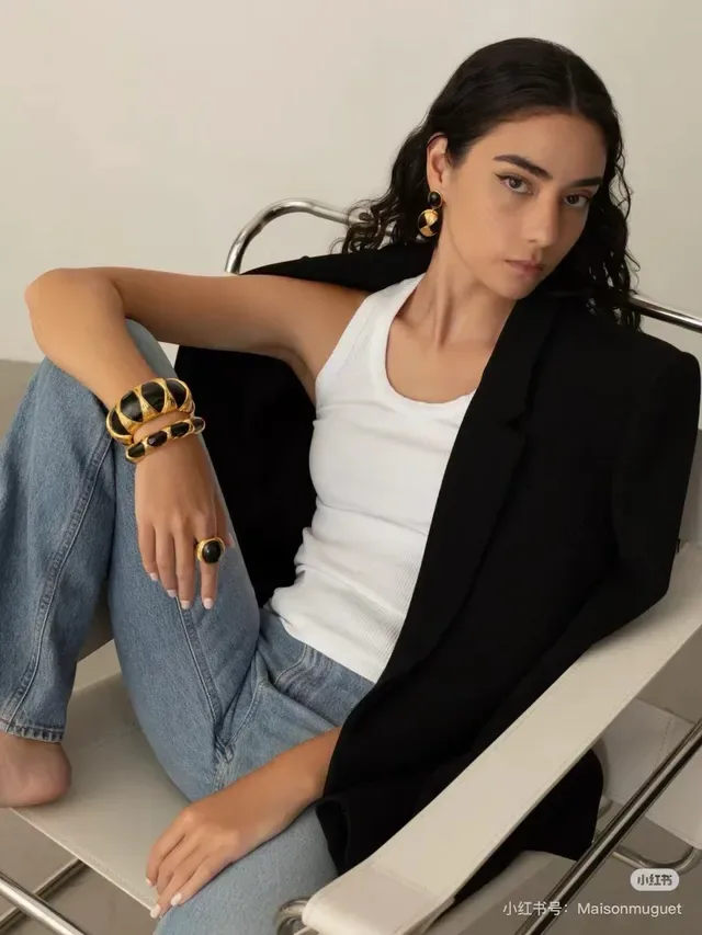 Pulseras de muñeca de tono dorado con motivo de sunburst, incrustación de piedra y forma C 4
