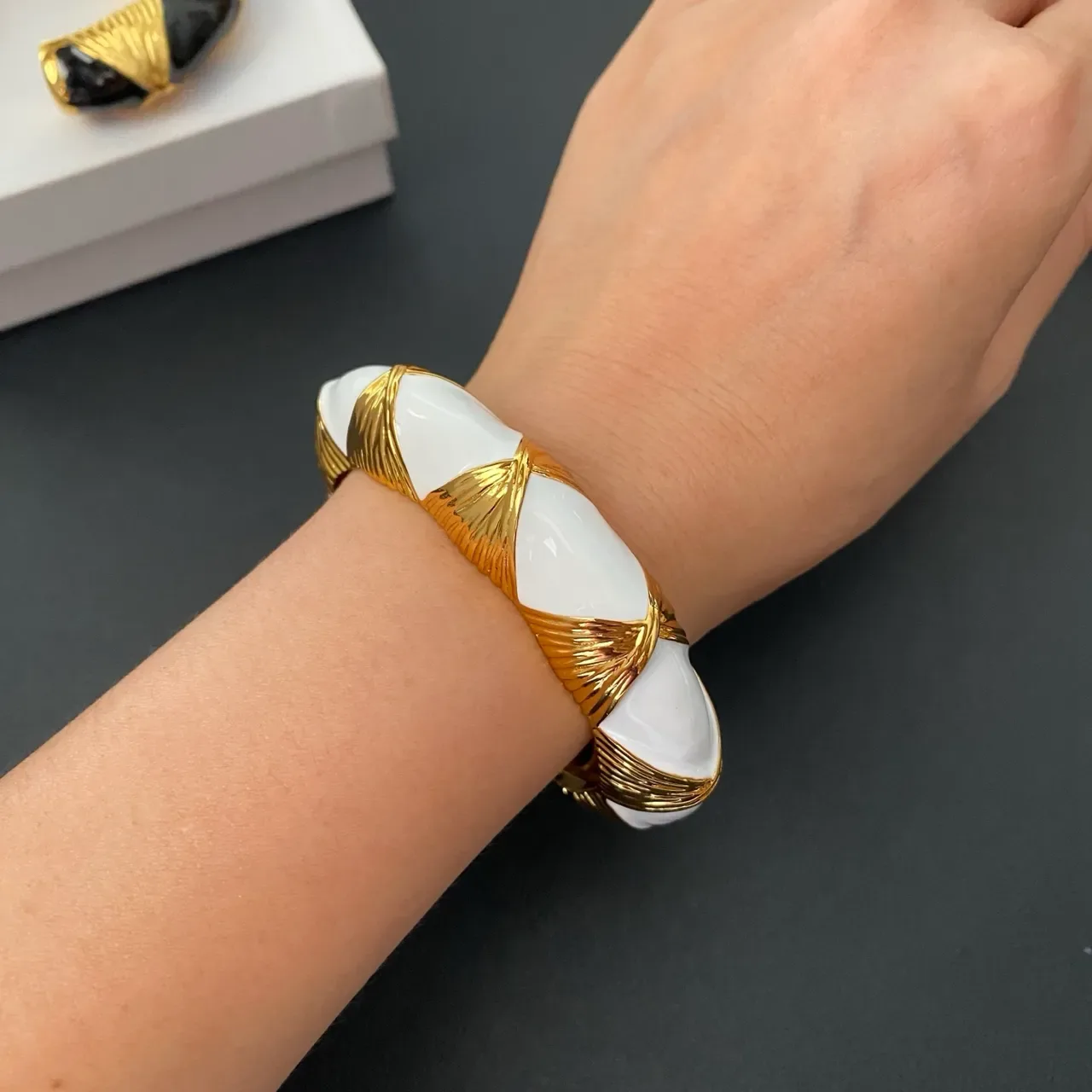Pulseras de muñeca de tono dorado con motivo de sunburst, incrustación de piedra y forma C 5