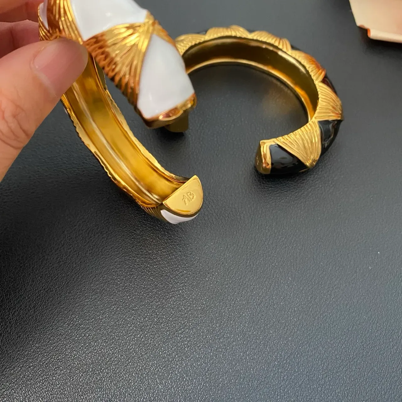 Pulseras de muñeca de tono dorado con motivo de sunburst, incrustación de piedra y forma C 6