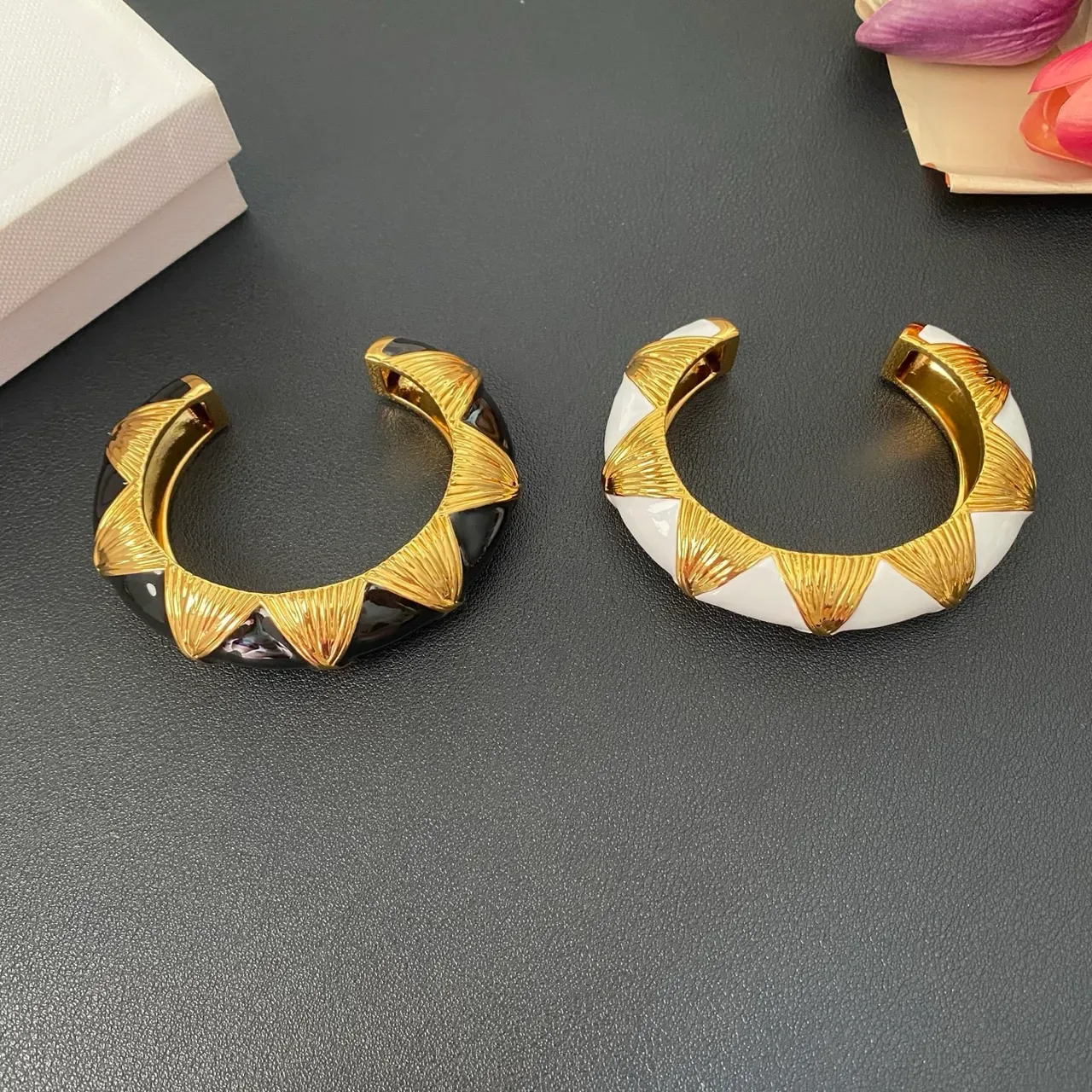 Pulseras de muñeca de tono dorado con motivo de sunburst, incrustación de piedra y forma C 7