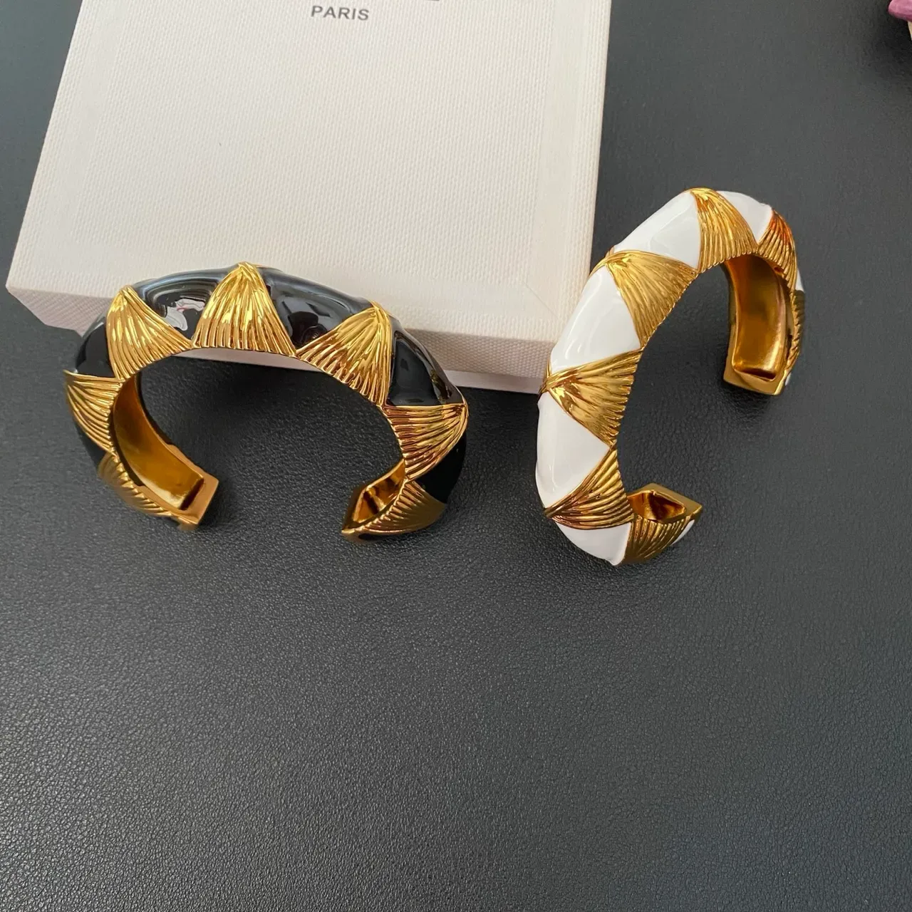 Pulseras de muñeca de tono dorado con motivo de sunburst, incrustación de piedra y forma C 8