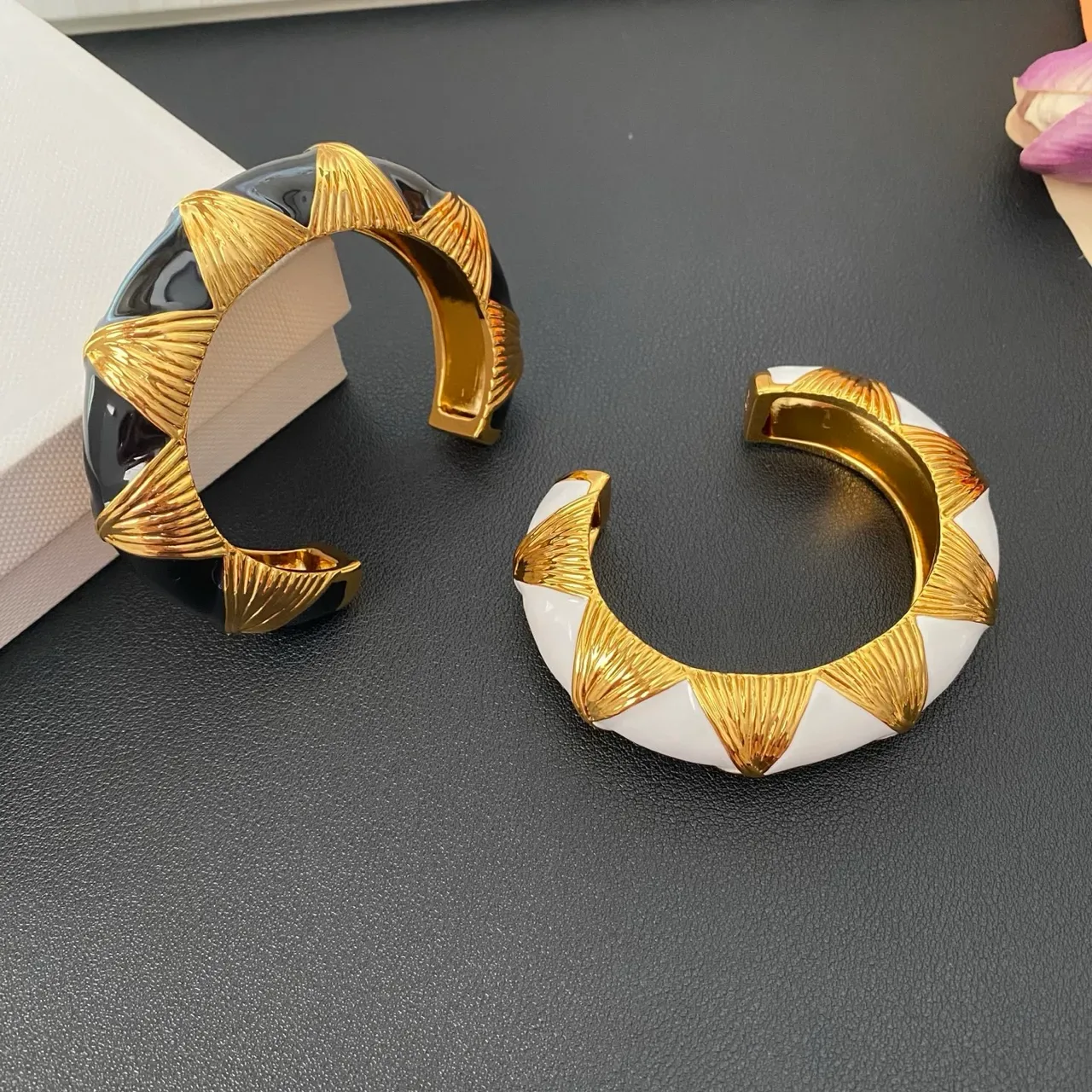 Pulseras de muñeca de tono dorado con motivo de sunburst, incrustación de piedra y forma C 9