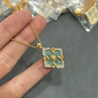 Collier pendentif fleur esmalté en or doré avec turquoise