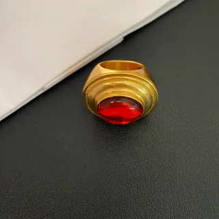 सोने के रंग की कैबोचॉन लाल पत्थर की अंगूठी