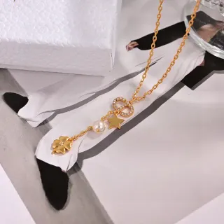 Chaîne dorée et blanche avec pendentif multi-charm