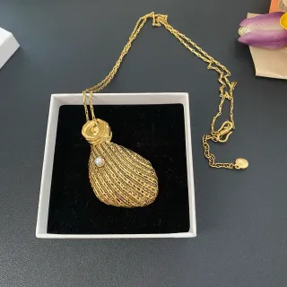 Gold White Shell-Shaped Pendant Textured Ribbed Surface Necklace