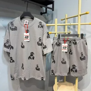 Camiseta de cuello redondo gris con estampado gráfico mugshot all over
