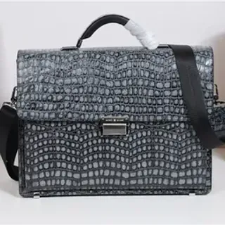 Sac à main en cuir crocodile gris et noir estampé, silhouette rectangulaire structurée