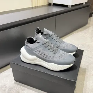 Tênis chunky cinza e branco com parte superior de malha e detalhe de panel perfurado
