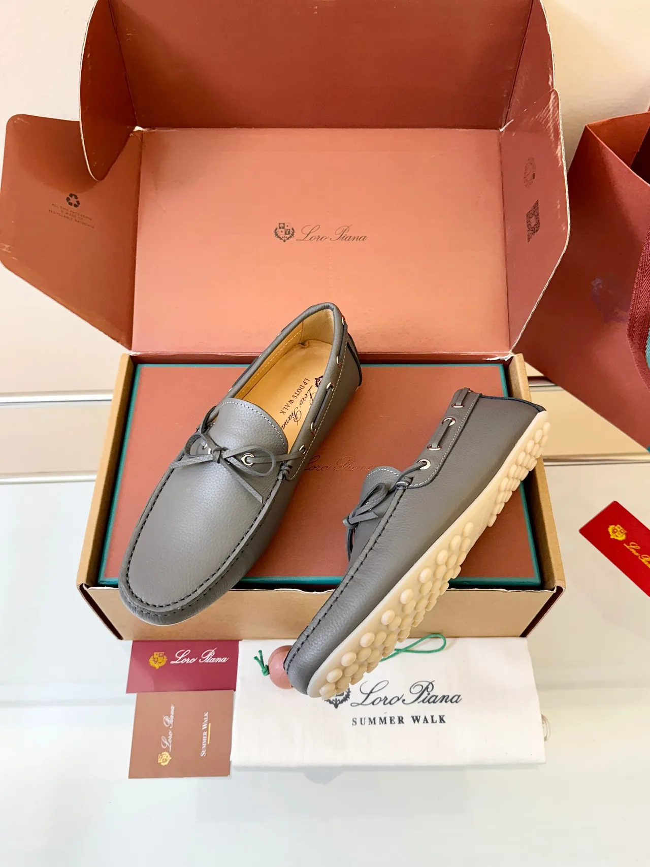 Zapatos de barco de cuero pebbled gris blanco con punta Moc-Toe y costura 2