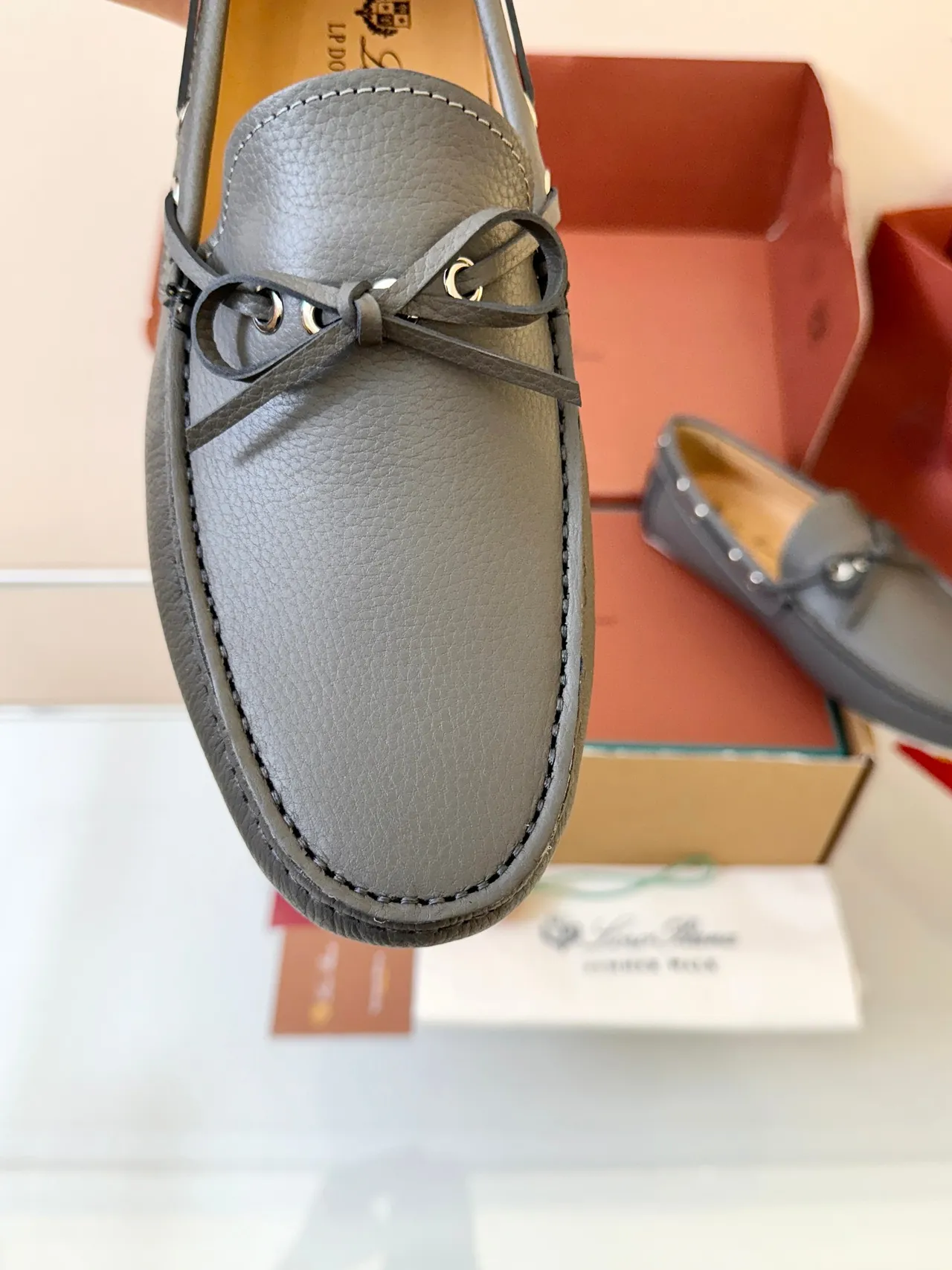 Zapatos de barco de cuero pebbled gris blanco con punta Moc-Toe y costura 3