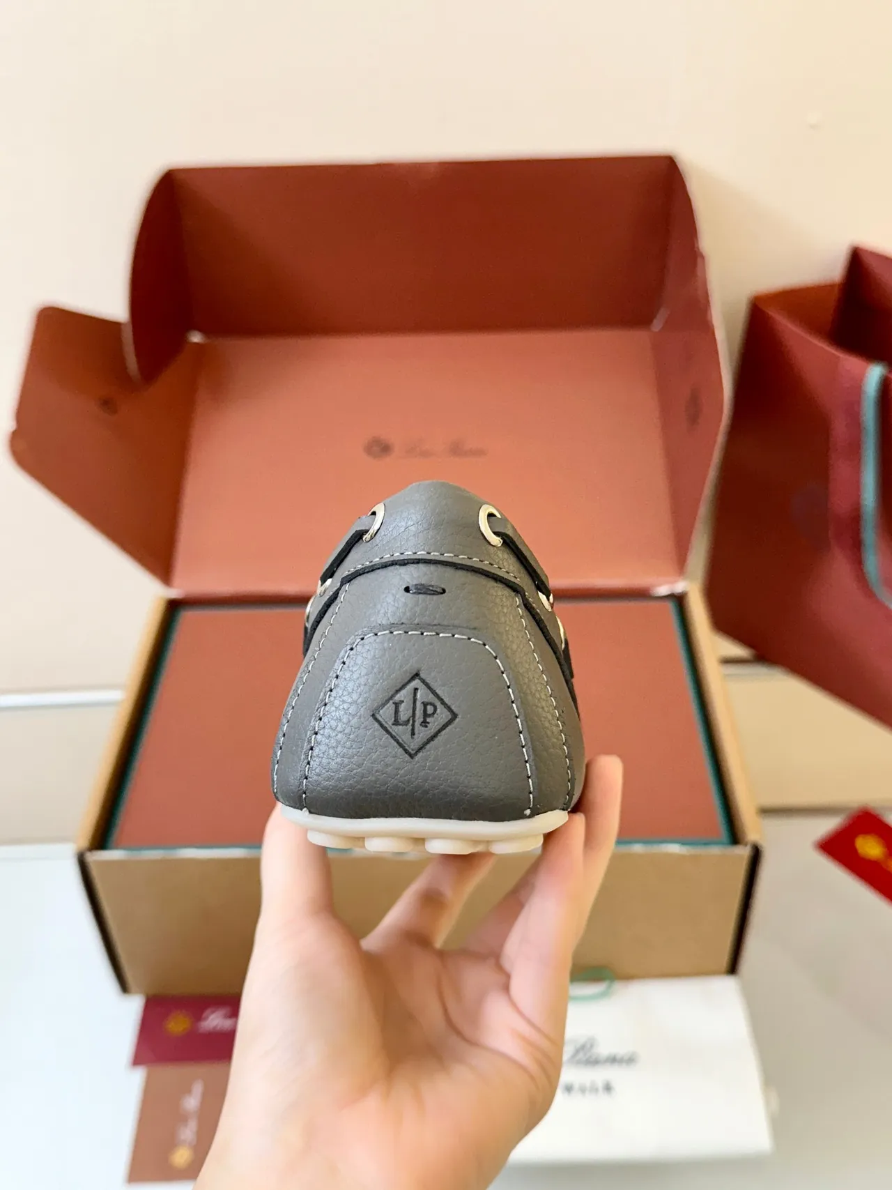 Zapatos de barco de cuero pebbled gris blanco con punta Moc-Toe y costura 4