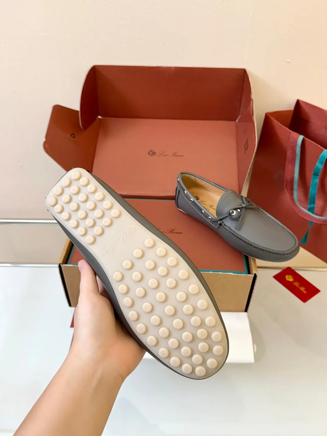 Zapatos de barco de cuero pebbled gris blanco con punta Moc-Toe y costura 5