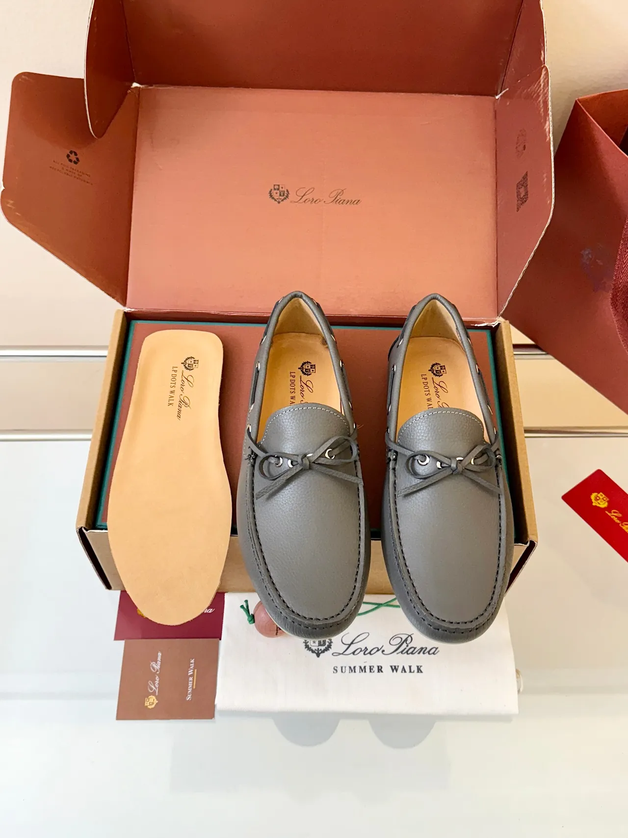 Zapatos de barco de cuero pebbled gris blanco con punta Moc-Toe y costura 6