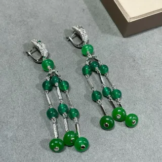 সবুজ মালা ঝুলন্ত কানের দুল
