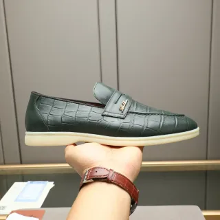 Loafer Verde Bege Couro Croc Embossed com Placa de Logo Metálica