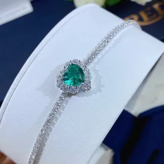 سوارة على شكل قلب حجر أخضر Pavé Halo لون فضي