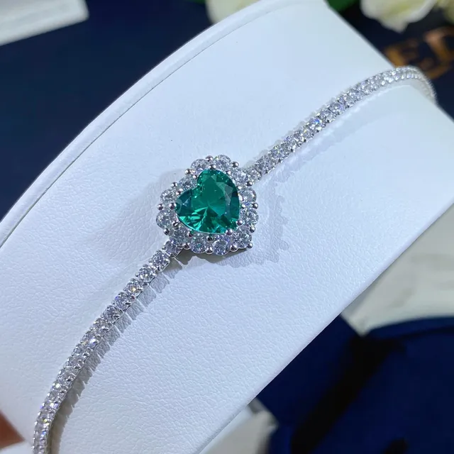 Bracelet en forme de cœur gemme verte Pavé Halo argenté 8