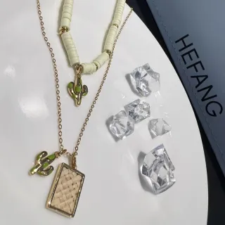 HEFANG Collier Chaîne Dorée Beige et Couches de Perles Charms Cactus Émaillé