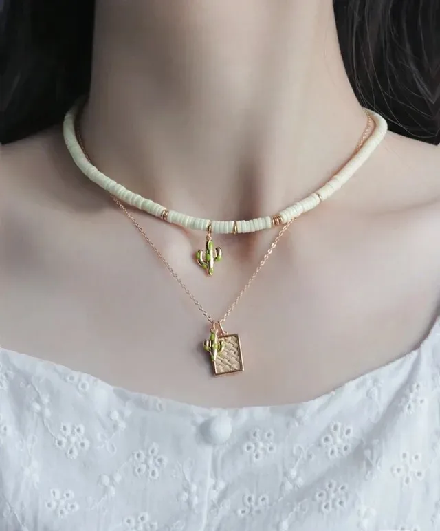 HEFANG Collier Chaîne Dorée Beige et Couches de Perles Charms Cactus Émaillé 2