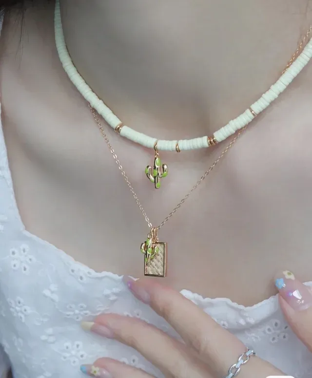 HEFANG Collier Chaîne Dorée Beige et Couches de Perles Charms Cactus Émaillé 3
