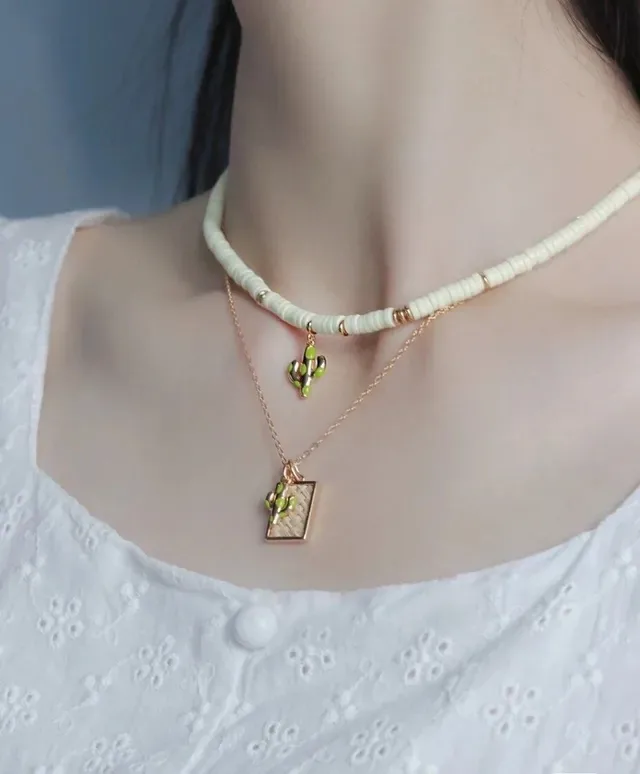HEFANG Collier Chaîne Dorée Beige et Couches de Perles Charms Cactus Émaillé 4