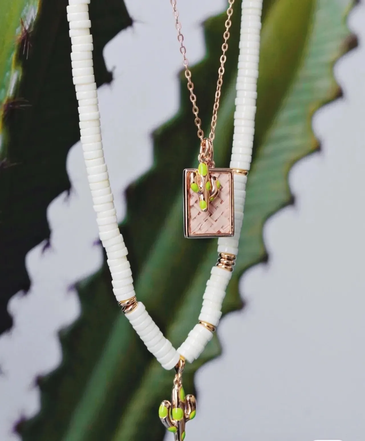 HEFANG Collier Chaîne Dorée Beige et Couches de Perles Charms Cactus Émaillé 5
