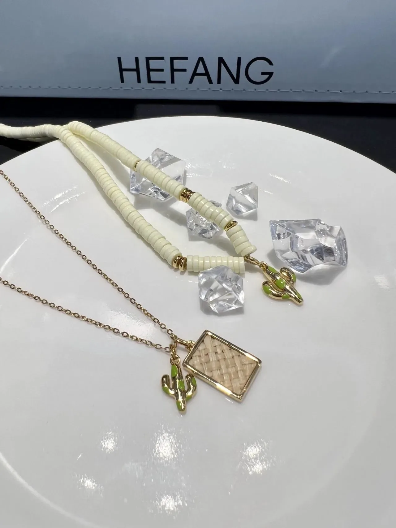 HEFANG Collier Chaîne Dorée Beige et Couches de Perles Charms Cactus Émaillé 6