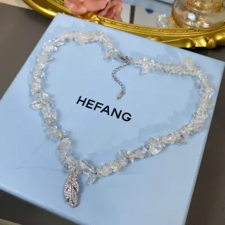 HEFANG স্বচ্ছ রৌপ্য চিপ-বিড কোয়ার্টজ প্যাভে পালক পেন্ড্যান্ট মালা