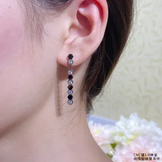 Brincos pendentes lineares com link hexagonal alternando preto e cristal