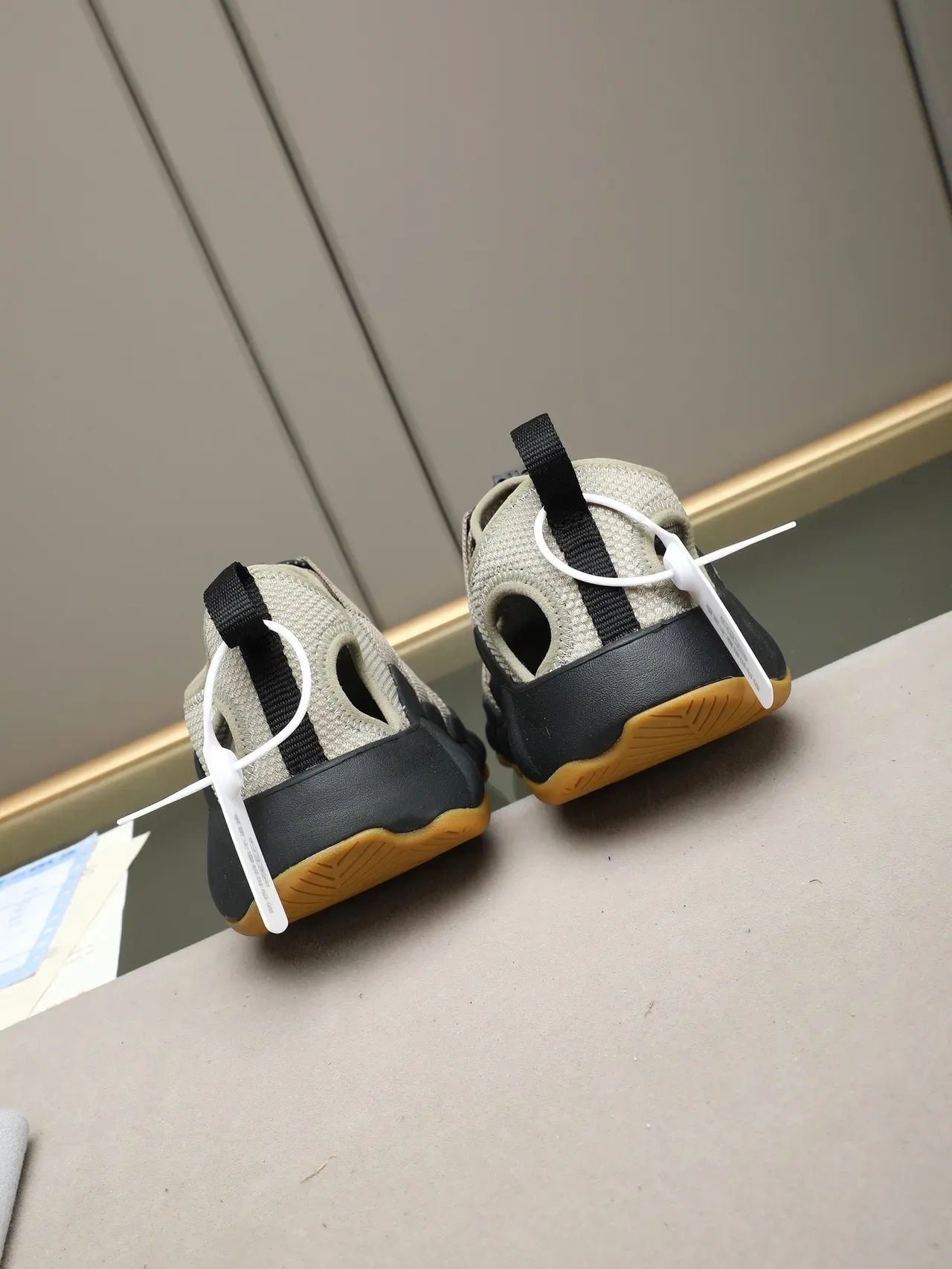 KEEN Sandálias Casuais Impermeáveis Bege e Preto com Múltiplas Tiras 3