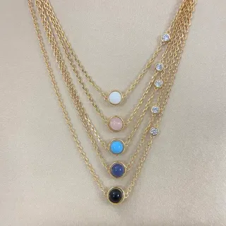 Colar de múltiplas correntes dourado em camadas com cabochons de gemas