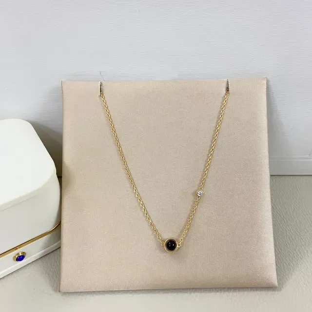 Collier multi-brins doré en couches avec cabochons de gemmes 2