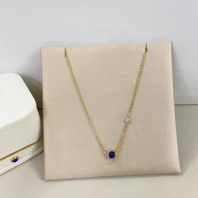 Collier multi-brins doré en couches avec cabochons de gemmes 3